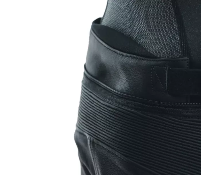 Pánske kožené nohavice Dainese DELTA 4 BLACK/BLACK
​